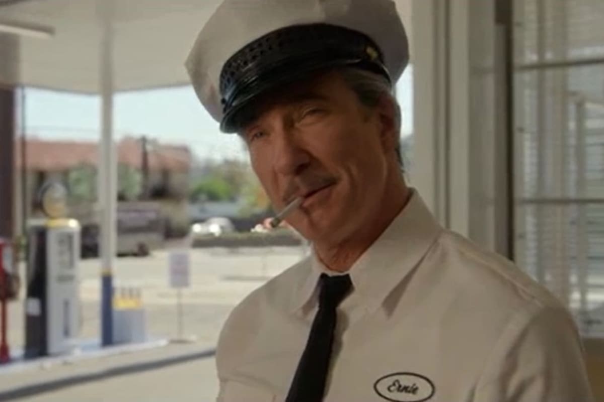Dylan McDermott encarna a Ernie West, personaje inspirado en Bowers, el proxeneta de las estrellas