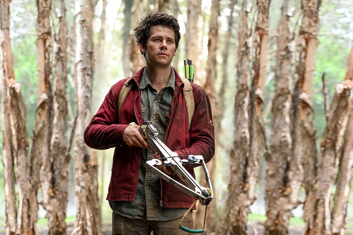 Dylan O'Brien es Joel, un joven que se enfrenta a todo tipo de bestias mutantes por amor