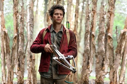 Dylan O'Brien es Joel, un joven que se enfrenta a todo tipo de bestias mutantes por amor