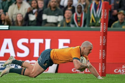 Dylan Pietsch se lanza para apoyar el primer try para Australia, el que marcó el comienzo de la remontada inolvidable en Ellis Park ante Sudáfrica