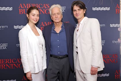 Dylan posa con su padre, Michael Douglas, y su hermana menor Carys