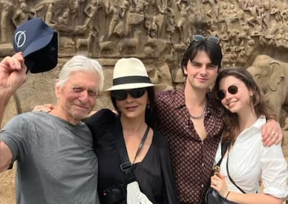 Dylan y Carys, los hijos de Michael Douglas y Catherine Zeta-Jones, junto a sus padres en un viaje en familia