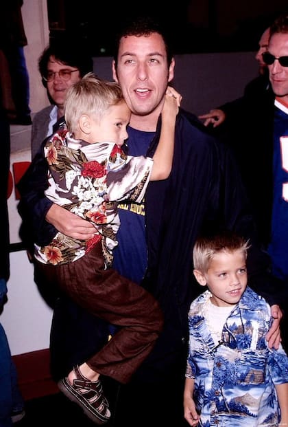 Dylan y Cole después del estreno de Un papá genial con Adam Sandler