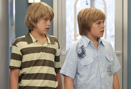 Dylan y Cole Sprouse como Zack y Cody (Foto: captura Zack y Cody gemelos en acción - Disney)