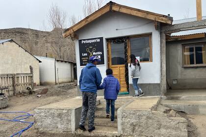 Dylan y Keyla vuelven caminando a su casa junto a su papá después de participar de apoyo escolar que brinda Cáritas en la parroquia.