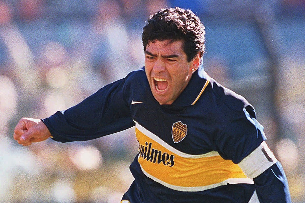 DYN04, BUENOS AIRES, 14-9-97- DEPORTES FUTBOL PRIMERA DIVISION A TORNEO APERTURA PARTIDO: BOCA 2 NEWELLS 1 DIA: 14/9/97 DIEGO MARADONA FESTEJA EL PRIMER GOL DE BOCA FRENTE A NEWELLS.