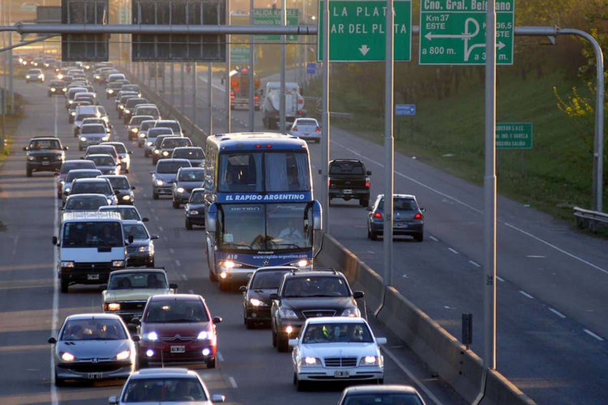 DYN06, BUENOS AIRES 11/10/10, UN TRçNSITO VEHICULAR INTENSO Y CON DEMORAS SE REGISTRABA HOY EN LAS RUTAS BONAERENSES, SOBRE TODO DESDE LOS DESTINOS DE LA COSTA ATLçNTICA, CON MOTIVO DEL REGRESO POR EL FIN DE SEMANA LARGO QUE
