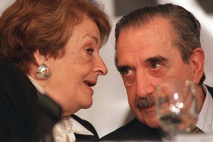 DYN14 - BUENOS AIRES, 10/08/98 - EL EX PRESIDENTE, RAUL ALFONSIN, DIALOGA CON LA DIPUTADA GRACIELA FERNANDEZ MEIJIDE, ESTA TARDE DURANTE LA PRESENTACION DE LA CARTA A LOS ARGENTINOS, QUE REALIZA LA ALIANZA EN EL HOTEL BAHUEN. FOTO ANIBAL GRECO/DYN