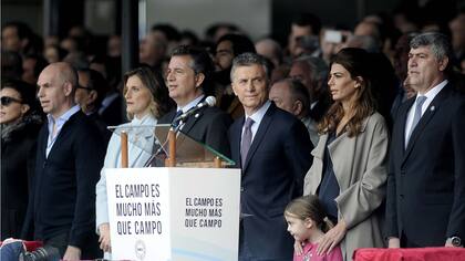 Mauricio Macri en la Exposición Rural de Palermo, con Etchevehere y Buryaile, en 2017