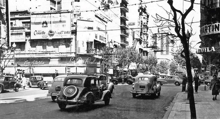 ( E ) 1959. Esquina de Santa Fe y Callao. En la esquina suroeste, la confitería Los Dos Bulevares. Al lado, tapada por los árboles, estaba el Petit Café, donde se reunían los “petiteros” hasta que cerró en 1973.
