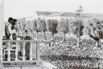 E 28 de abril de 1950 se casó con el rey Bhumibol y una multitud se acercó al palacio a saludarlos