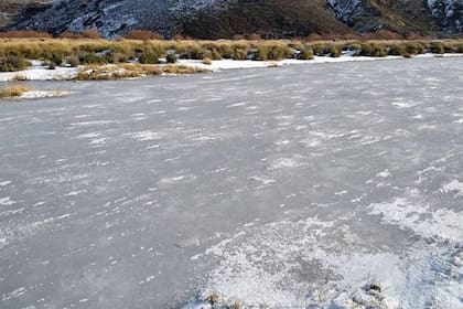 El río Pichi Leufu tiene una gruesa capa de hielo en casi toda su extensión