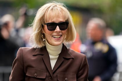 E. Jean Carroll llega a la corte federal de Manhattan, el 9 de mayo de 2023, en NY. Carroll ganó una demanda por abuso sexual contra el expresidente Donald Trump.