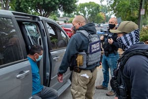 E modus operandi de los agentes de migración causan polémica en EE.UU.