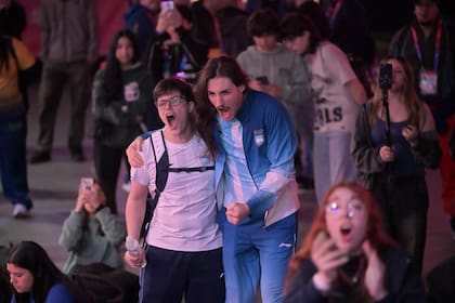 Los atletas se entremezclaron con el público para alentar a sus compañeros