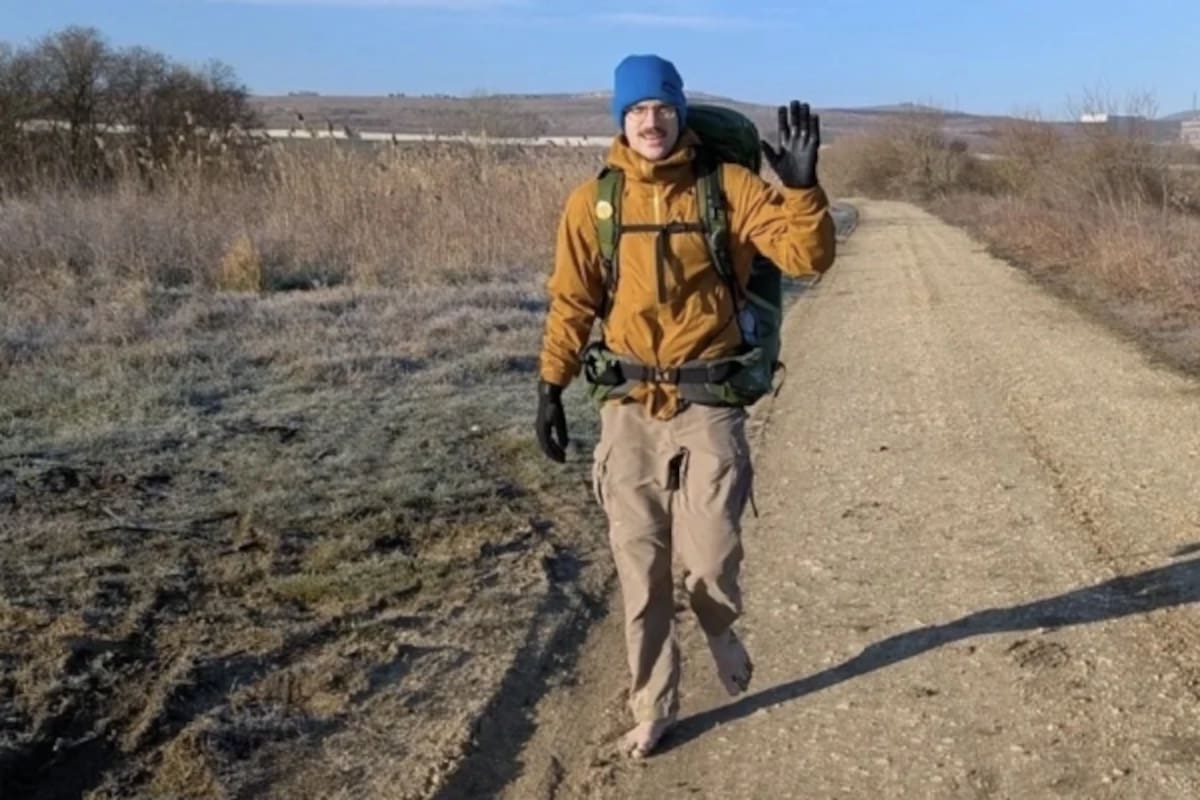 Eamonn Keaveney caminó 6.800 km descalzo, recibió una mordida y tuvo una fractura, pero obtuvo su Récord Guinness
(Foto: Instagram @barefootacrosseurope)