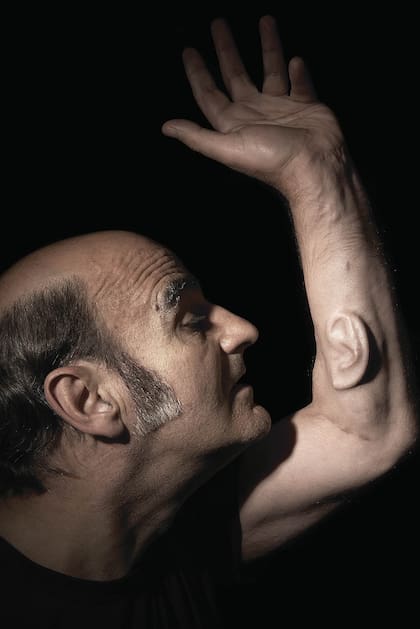 "Ear on Arm", de Stelarc: este artista australiano se implantó quirúrgicamente una oreja cultivada con células en su antebrazo izquierdo. En apenas seis meses, experimentó cómo su cuerpo mutó: su piel creció sobre la nueva oreja hasta cubrirla.