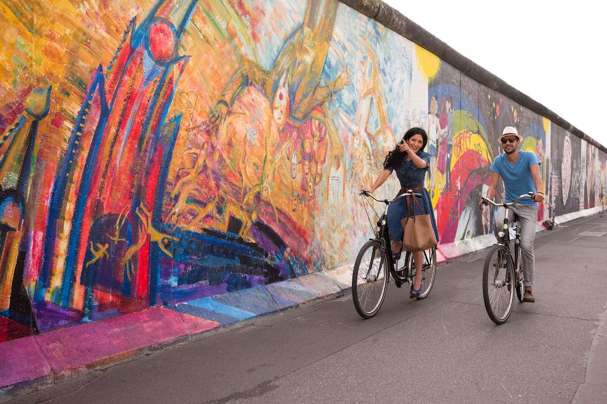 East Side Gallery es una gran galería a cielo abierto con cientos de graffitis sobre un tramo bien conservado del muro