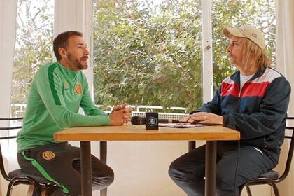 Eber Ludueña (el personaje de Luis Rubio) con el exjugador de la Selección Argentina, Cristian Kily González