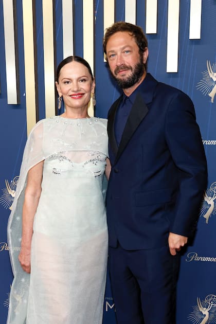 Ebon Moss-Bachrach, actor de El Oso, se
mostró de lo más sonriente junto a su mujer
Yelena Yemchuk, una pintora y artista ucraniana