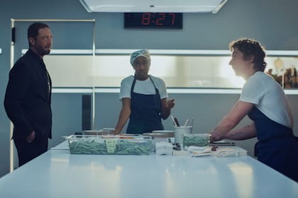 Ebon Moss-Bachrach, Ayo Edebiri y Jeremy Allen White, en uno de los momentos iniciales de la temporada 3