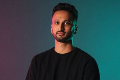 Ebrahim ahora es director ejecutivo de MindLabs, una startup de salud mental, cofundada con su socio comercial Gabor Szedlak, para "hacer del mundo un lugar más feliz"