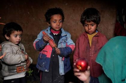 Ebrahim Noroozi fue seleccionado en la categoría “Historias” para la región asiática con su trabajo “Afganistán al límite”. En esta imagen se ven unos niños mirando una manzana que su madre trajo a casa después de pedir limosna en un campo de desplazados internos, a las afueras de la capital afgana de Kabul