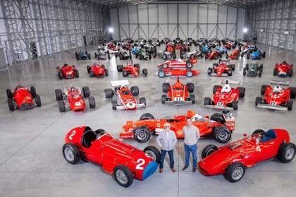 Ecclestone posa con sus autos icónicos junto al comprador, Mark Mateschitz