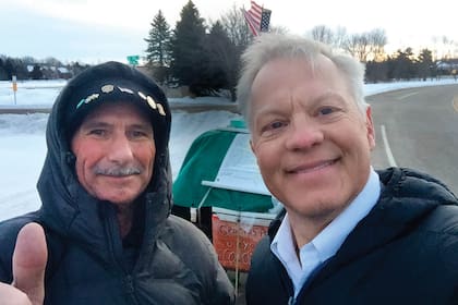 El pastor Rollie Johnson fue un apoyo clave para Martín cuando el Covid frenó su marcha en Fargo, Dakota del Norte