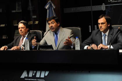 Ricardo Echegaray, flanqueado por Ángel Toninelli y Guillermo Michell