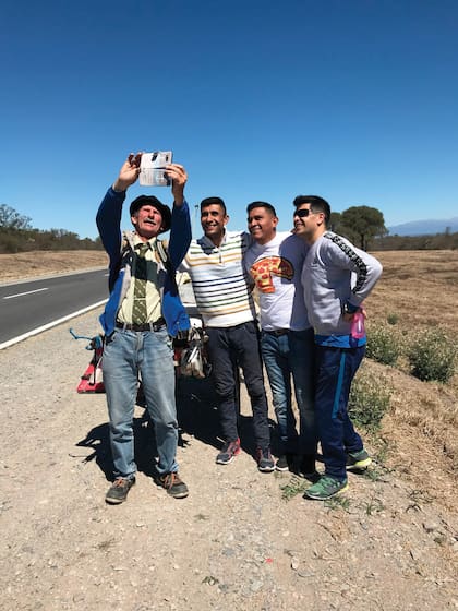 Durante su caminata, Echegaray Davies adoptó el ritual de sacarse fotos con quien se cruzaba