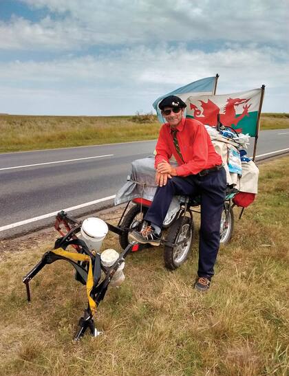 Echegaray Davies caminó desde Tierra del Fuego hasta Fargo, Estados Unidos. Antes de salir del país, pasó por todas las capitales argentinas, siempre con su carro de casi 200 kilos
