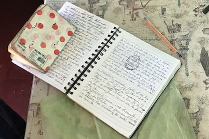 Para certificar la hazaña, Echegaray Davies se hizo firmar su cuaderno-bitácora en cada población por la que pasó