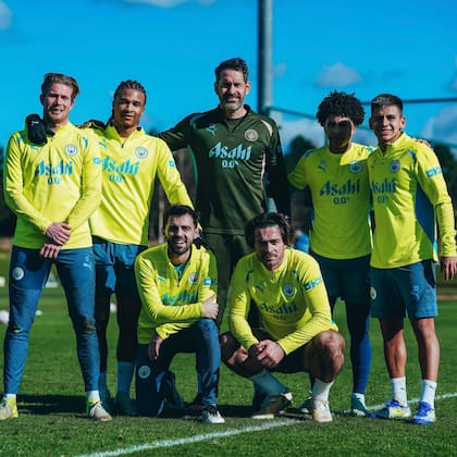 Echeverri, el primero de izquierda a derecha, posó en su primer entrenamiento junto a Kevin De Bruyne, Nathan Aké, Scoth Carson, Rico Lewis, Bernardo Silva y Jack Grealish.