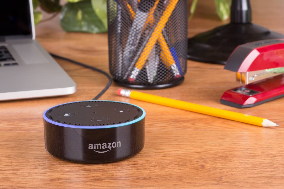 Echo Dot es uno de los parlantes con micrófono de Amazon, que permite interactuar con su asistente digital Alexa usando comandos verbales