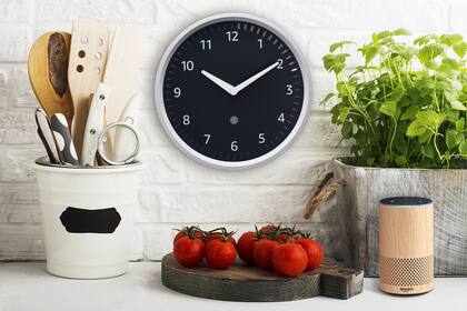 Echo Wall Clock es el reloj con micrófono y conexión inalámbrica, se puede ajustar la hora o el timer con la voz e interactuar con otros dispositivos Echo de Amazon