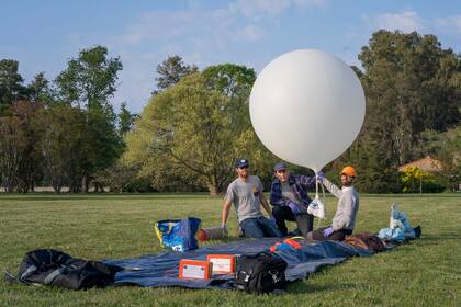 El astrofotógrafo Franco Meconi, el físico Christian Schmiegelow, y el cineasta Alex Sly intentarán registrar el fenómeno desde la estratósfera con su Proyecto Eclipsor, mediante una variedad de cámaras enviadas en un globo meteorológico