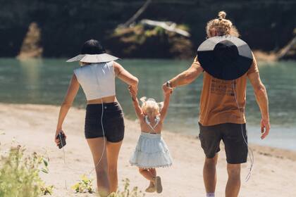 EcoFlow presentó un sombrero que tiene paneles solares en el ala y permite recargar el celular cuando estamos al aire libre