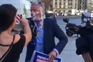 Ecologistas mancharon al CEO de Ryanair con pasteles en la sede de la UE