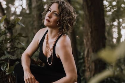 "Ecosexual": la mujer explicó cómo se enamoró de un árbol de roble (Foto Instagram @bodystoryteller)