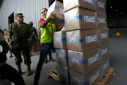 Ecuador elige entre un presidente conservador y una abogada de izquierda favoritos en las encuestas