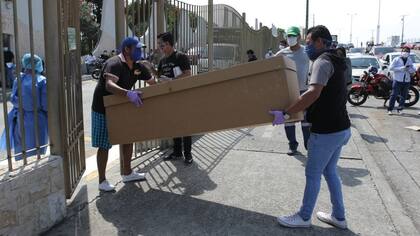 En Guayaquil no queda espacio en las morgues ni los cementerios