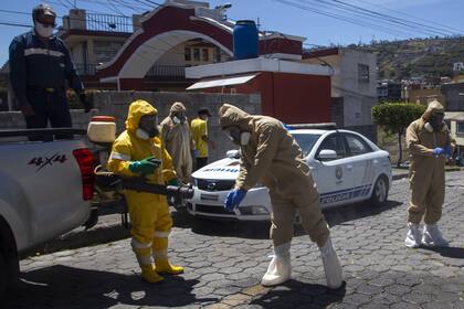 Ecuador fue uno de los primeros países de la región en ser azotados por la pandemia, sobre todo en Guayaquil, donde hubo órdenes contradictorias y muchos trabajadores debieron seguir saliendo