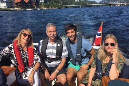 Los padres de Axel, Gustavo y Margarita, fueron de visitar a su hijo y a Helle en agosto de 2019, y los jóvenes los llevaron a pasear en ferry por el río Otra, en Kristiansand.