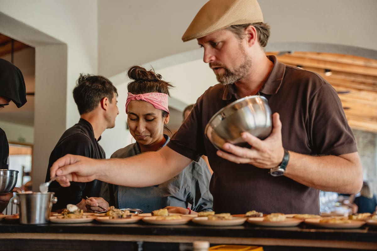 La idea es que las fuentes lleguen del horno a la mesa y que los comensales compartan los platos.