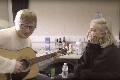 Ed Sheeran y Annie-Marie, volvieron a cantar juntos, en la intimidad del camarín