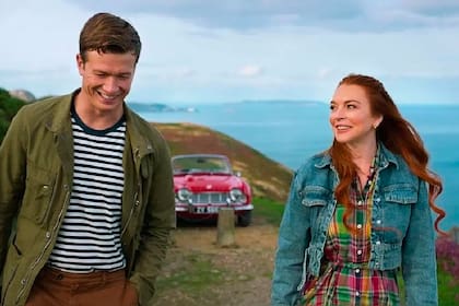 Ed Speelers junto con Lindsay Lohan en una escena de la nueva comedia romántica Un deseo irlandés, que estrenó el 15 de marzo en Netflix