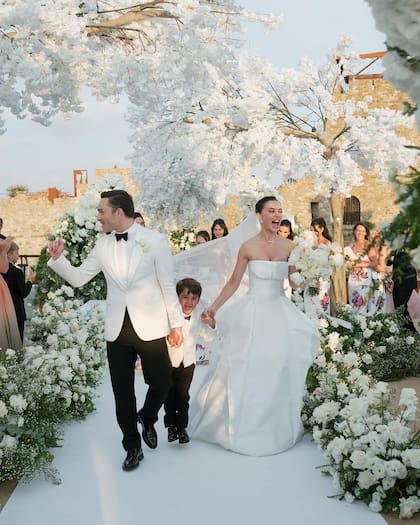 Ed Westwick, Amy Jackson y su hijo de cinco años el día de su boda