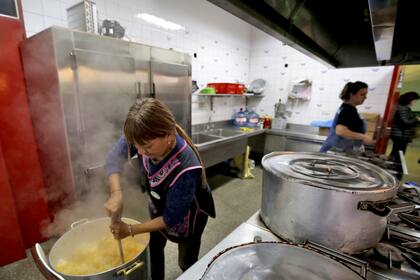 Eda se encarga de la comida en la escuela N° 58 de Lanús