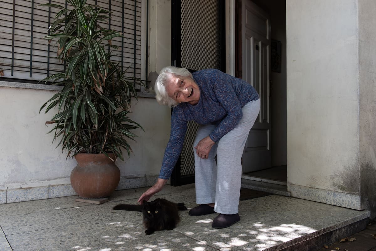 Edda Ghedini, de 89 años, dejó de salir a la calle hace más de un año, cuando comenzó la primera ola de contagios de coronavirus en el país, y todavía no se anima a recobrar el hábito pese a haber recibido ya la primera dosis de la vacuna